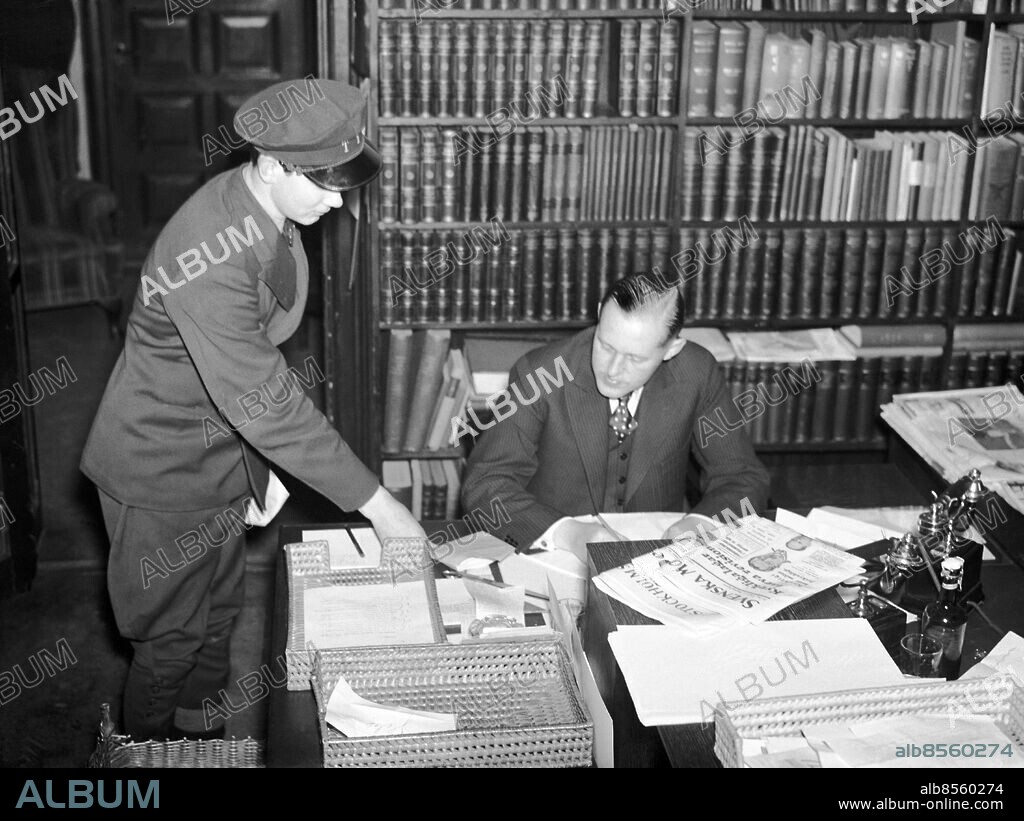 ARKIV 1934 . Bud överlämnar TT-telegram till en redaktör på Svenska Dagbladet.. News-message from the news agency TT in Stockhom delivered at the editorial office at newspaper Svenska Dagbladet.. Foto: TT / Kod 1900.