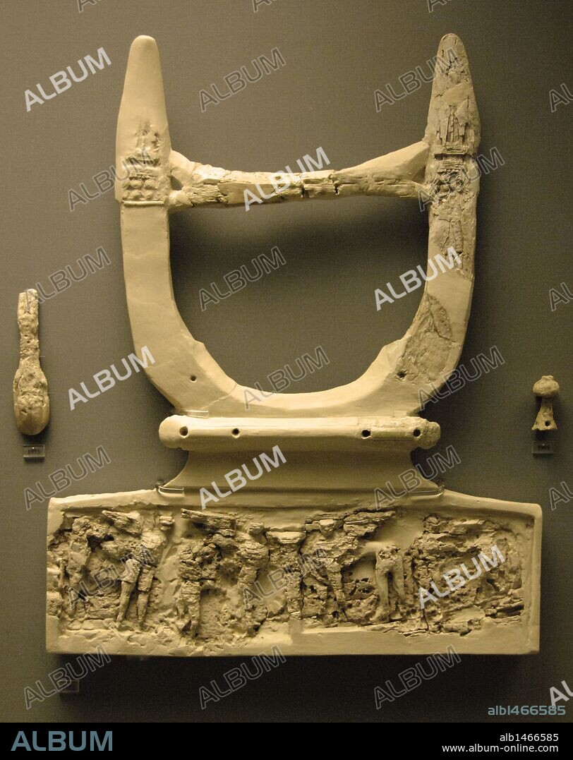 ARTE MICENICO. LIRA de marfil con relieves decorativos en la base del instrumento que era la caja de sonidos. Museo Arqueológico Nacional. Atenas. Grecia.