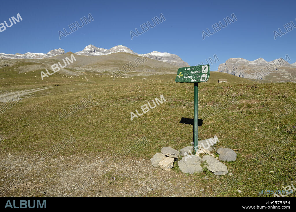 cartel frente a las cumbres, Llano Tripals, parque nacional de Ordesa y Monte Perdido, comarca del Sobrarbe, Huesca, Aragón, cordillera de los Pirineos, Spain.
