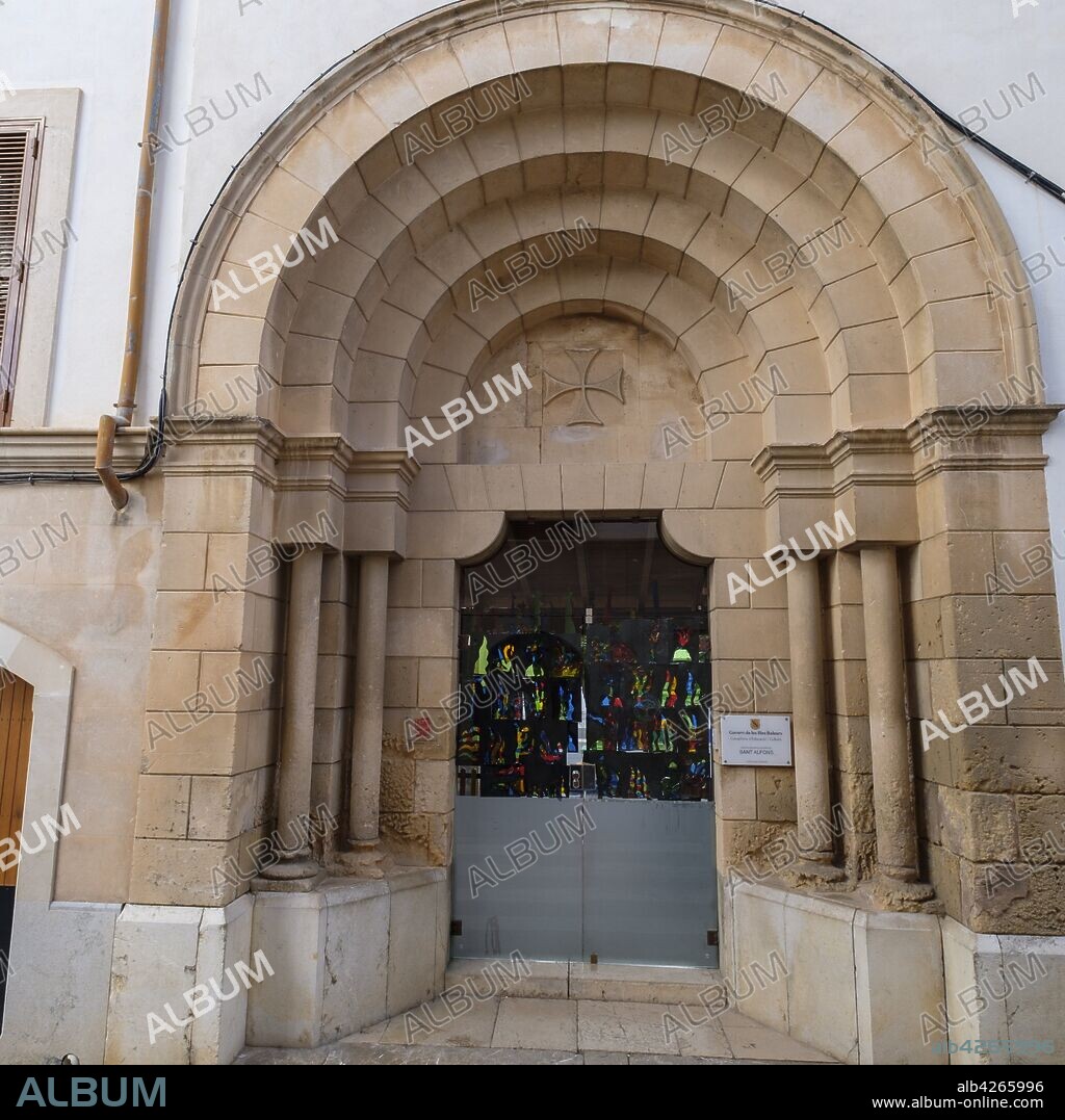 portal de la iglesia de les Trinitàries, neoromanico, 1916, obra del constructor Guillem Barceló, Felanitx, Mallorca, balearic islands, Spain.