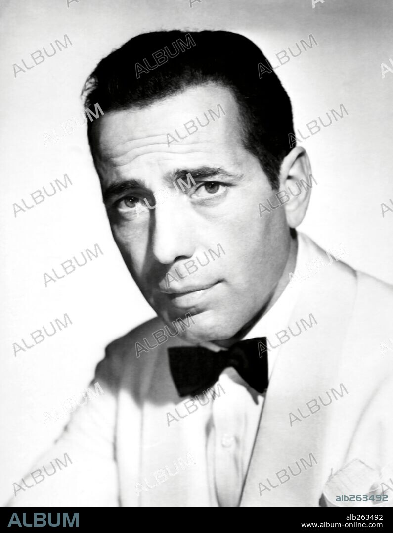 HUMPHREY BOGART en CASABLANCA, 1942, dirigida por MICHAEL CURTIZ. Copyright WARNER BROTHERS.
