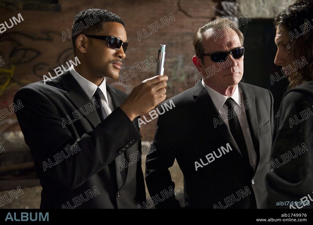 TOMMY LEE JONES and WILL SMITH in MEN IN BLACK 3, 2012, directed by BARRY SONNENFELD. Copyright AMBLIN ENTERTAINMENT.