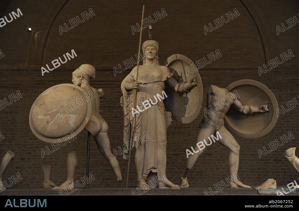 ARTE GRIEGO. GRECIA. Grupo escultórico del frontón Oeste del Templo de Aegina. 500 a. C. De izquierda a derecha: Ajax, diosa Atenea y soldado troyano. Glyptothek. Munich. Alemania. Europa.