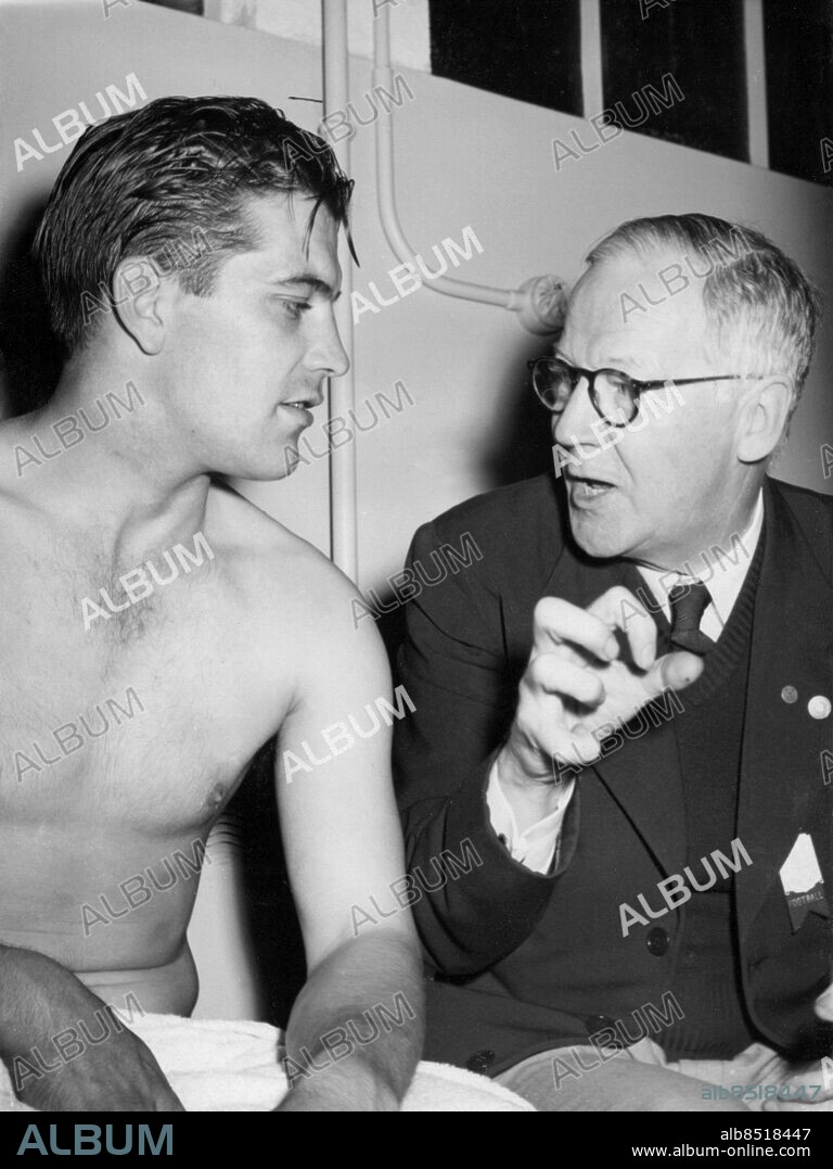 Orig. bildtext... OLYMPIADEN: Fotbollen Sverige-Danmark: Gunnar Nordahl och Elof Ericsson diskuterar matchen. Anm. Nordahl, Gunnar, 1921-95, fotbollsspelare, OS-medaljör (guld) i London 1948, blev Sveriges förste fotbollsproffs. Ericsson, Elof, 1887-1961, industriman och politiker (folkpartiet), ordförande i Svenska fotbollsförbundet 1937-48. Kroppsspråk Diskussion Meningsutbyte Resonemang Bar överkropp Samtal Fingrar Sommar-OS CD261 persons: Elof Ericsson ;Gunnar Nordahl sites: LONDON ;STORBRITANNIEN ;SVERIGE*.