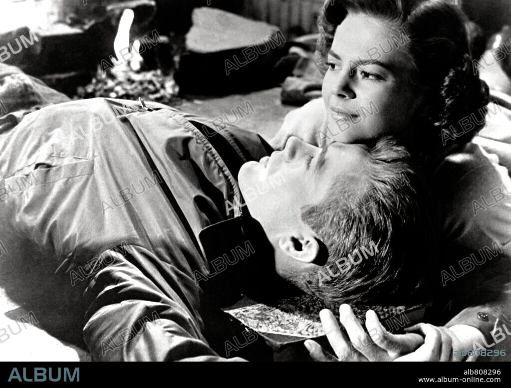 JAMES DEAN and NATALIE WOOD in REBEL WITHOUT A CAUSE, 1955, directed by NICHOLAS RAY. Copyright WARNER BROTHERS.