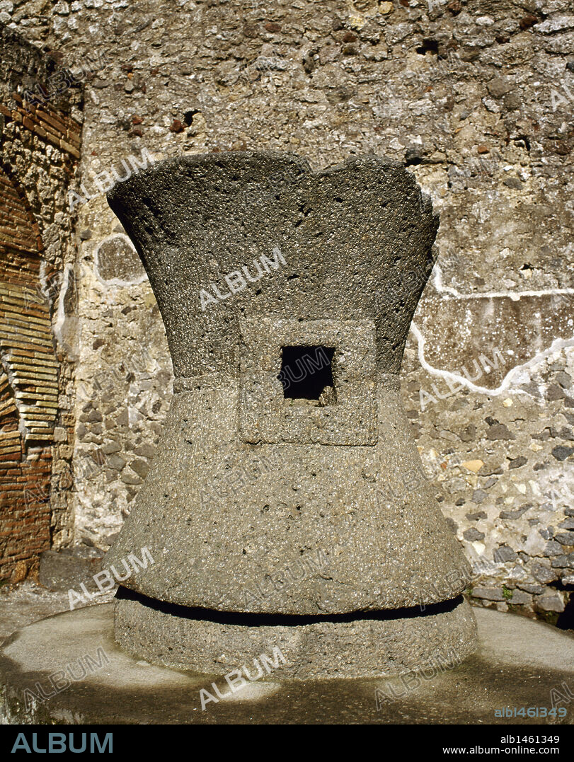 ARTE ROMANO. ITALIA. PANADERIA DE MODESTO. Estos establecimientos en época romana eran llamados "PISTRINUM". Vista de una de las MUELA para moler el trigo. POMPEYA. La Campania.