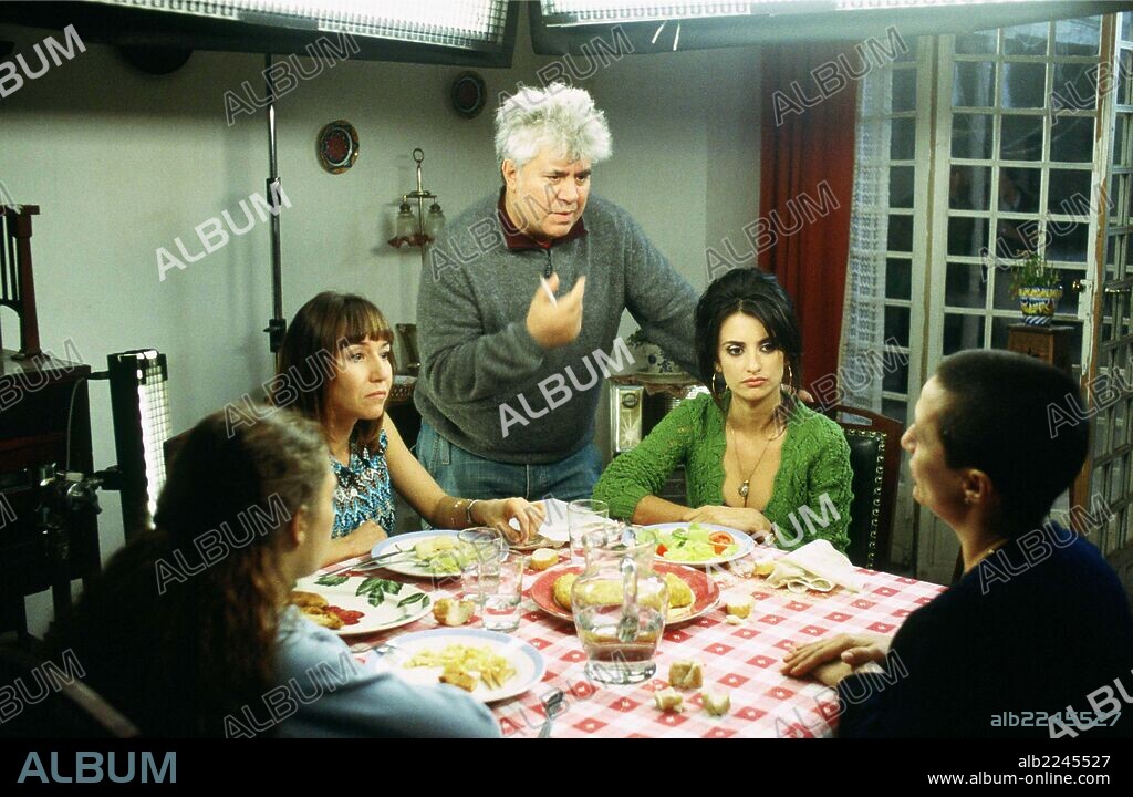 BLANCA PORTILLO, PEDRO ALMODOVAR, PENELOPE CRUZ y YOLANDA COBO en VOLVER, 2006, dirigida por PEDRO ALMODOVAR. Copyright EL DESEO S.A.