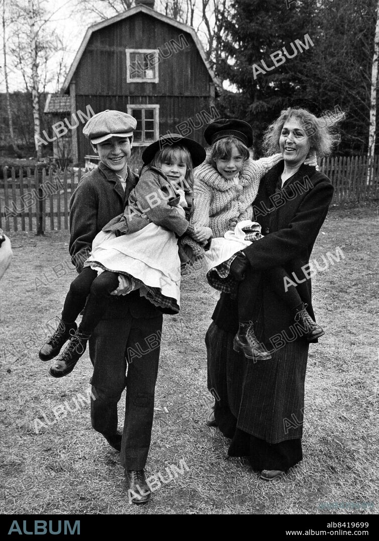 ARKIV 1978-04-26. Skådespelarna fr. v. Sebastian Håkansson i rollen som Abbe, Liv Alsterlund i rollen som lillasyster Lisbet, Jonna Liljendahl i rollen som Madicken och Birgitta Andersson i rollen som Abbes mamma fru Nilsson, under filminspelning av TV-serien Madicken 26:e april 1978.. Foto: Gunnar Lundmark / SvD / SCANPIX / Kod: 11014.