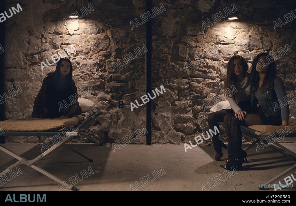 ANYA TAYLOR-JOY and HALEY LU RICHARDSON in SPLIT, 2016, directed by M. NIGHT SHYAMALAN. Copyright BLINDING EDGE PICTURES/BLUMHOUSE PRODUCTIONS.