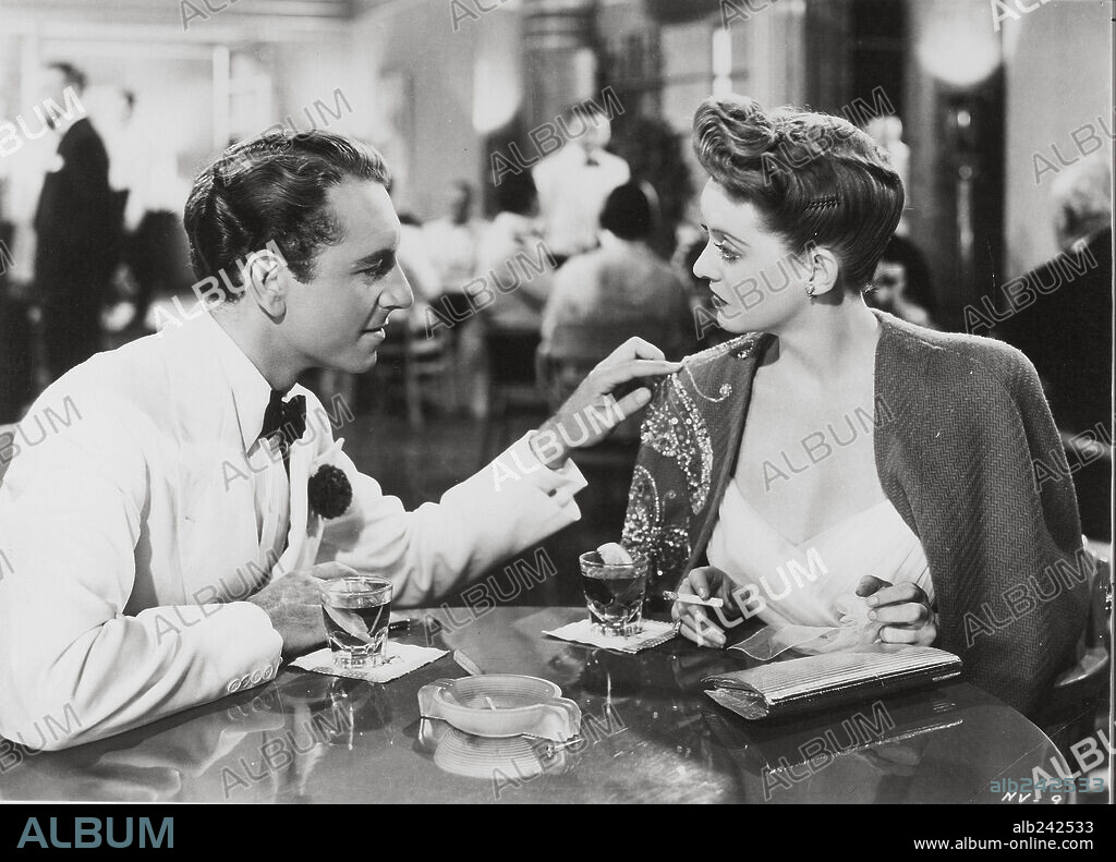 BETTE DAVIS and PAUL HENREID in NOW, VOYAGER, 1942, directed by IRVING RAPPER. Copyright WARNER BROTHERS.