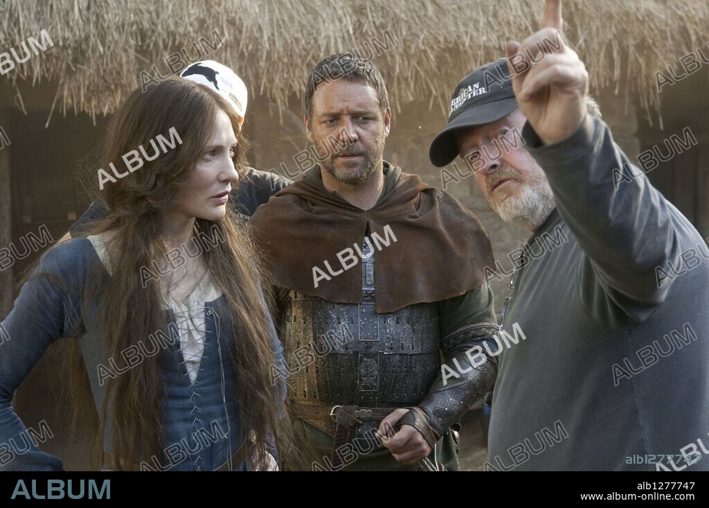 CATE BLANCHETT, RIDLEY SCOTT and RUSSELL CROWE in ROBIN HOOD, 2010, directed by RIDLEY SCOTT. Copyright UNIVERSAL PICTURES.