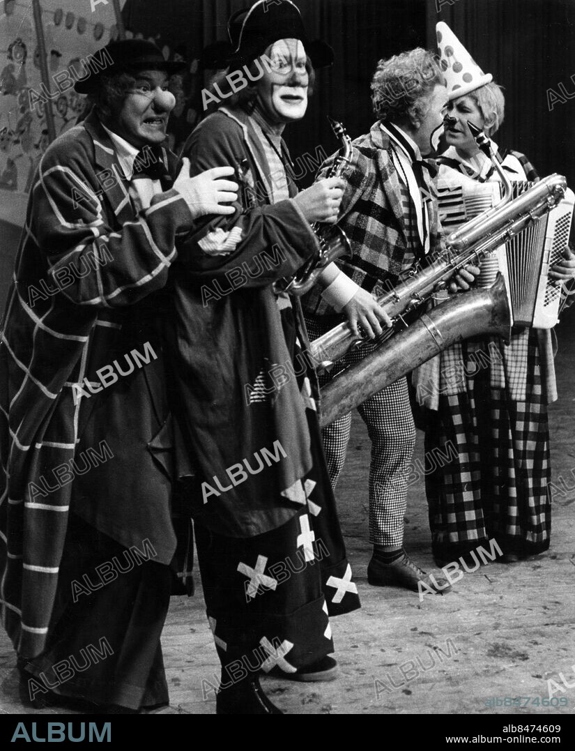 ARKIV STOCKHOLM 1958-03-28.. SIGGES CIRKUS.. Barnprogram i TV med Sigge Fürst.. Sänt under säsongen 1958.. Här ses några clowner med musikinstrument. Till vänster står Sigge Fürst, revyartist, sångare och skådespelare, i rutig rock och lösnäsa.. Foto: Bertil S-son Åberg / SVT / Kod: 5600. Bild publ. i RiR 27/69.. RiR 14383 sv/v. Mapp: TV-Barnprogram Sigge cirkus.
