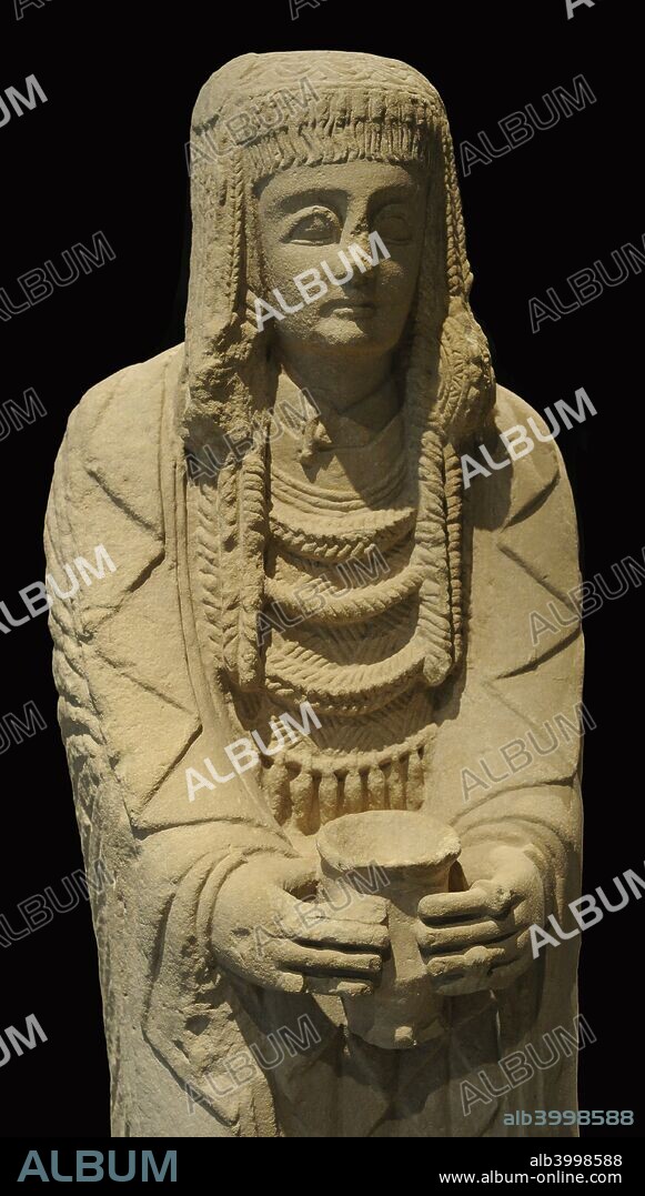 Gran Dama Oferente. Detalle. Cultura Ibérica. Siglo III a. C. Escultura femenina en actitud oferente. Ataviada con tres túnicas superpuestas, la superior atada al cuello con una fíbula tipo La Tène. Sus joyas indican su elevado estatus social. Peinada con tirabuzones y un postizo rematado con rodetes. Identificado como parte de un rito de paso de edad. Piedra caliza. Procedente del Santuario del Cerro de los Santos (Montealegre del Castillo, provincia de Albacete). Museo Arqueológico Nacional. Madrid. España.