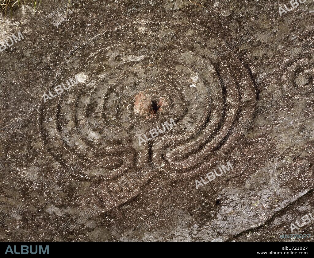 ARTE PREHISTORICO. EDAD METALES. ESPAÑA. PETROGLIFOS DE MOGOR. Fechados entre el I y II milenio a. C. Detalle de la PIEDRA DEL LABERINTO. Alrededores de Marín. Provincia de Pontevedra. Galicia.