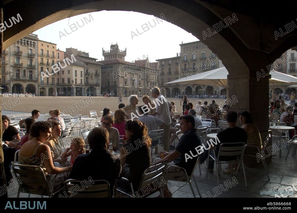 Osona: Vic; Plaza Mayor / Plaça Major porticada; gente en terrazas de bares.