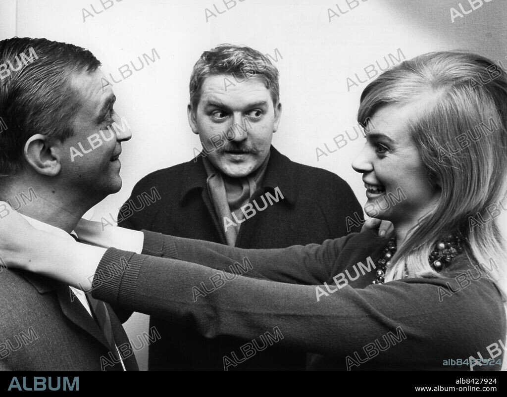 Lundakarnevalen karnevalen i Lund 1966. Karnevalsfilmen "Lystnaden". Huvudrollsinnehavaren Hans Hasse Alfreeson i mitten, filmens vackra kvinna Inga-Gun Bjäler. Lelle Malmberg heter han som blir omkramad, nästan.. Foto: Rolf Zieger / Sydsvenskan / IBL Bildbyrå.
