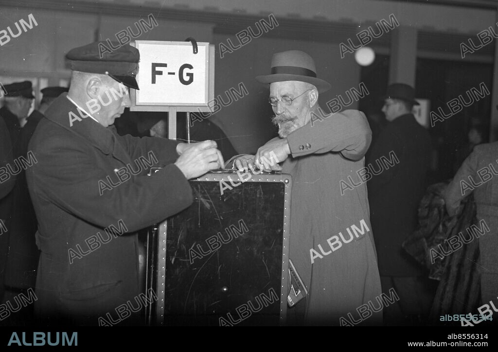 GÖTEBORG 1936-11-27.. Resande - direktör G. Fröber från Sundsvall har här kommit hem med Suecia, Svenska Lloyd. *** Local Caption *** GT Låda 1936-nov-01 Foto: Kamerareportage / TT / Kod: 2524.