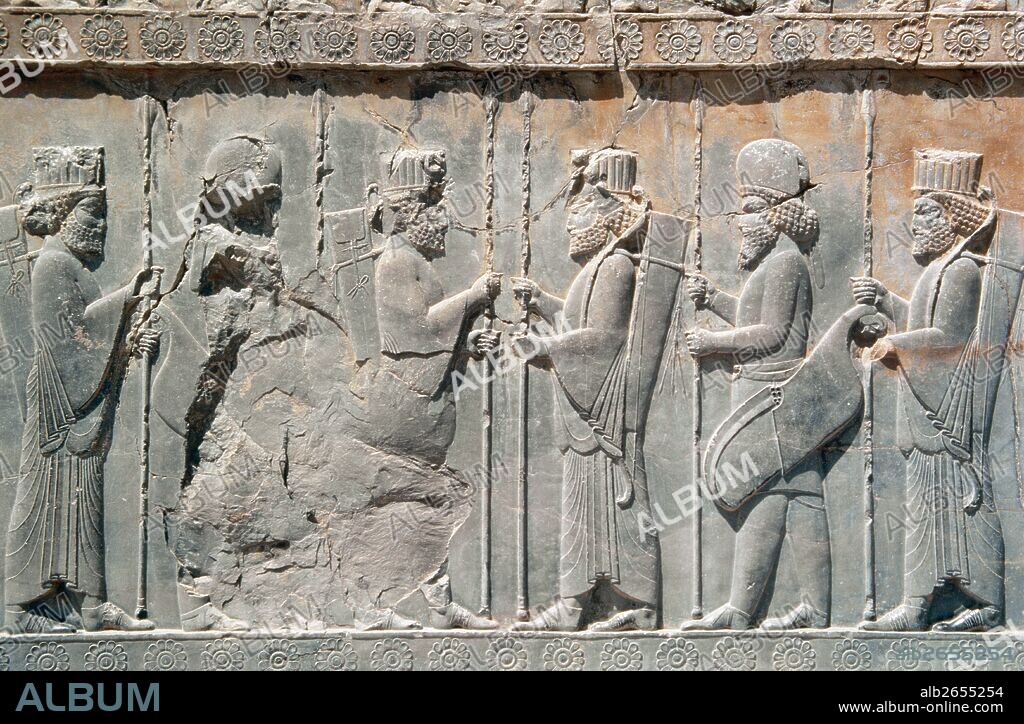 ARTE PERSA-AQUEMENIDA. PERSEPOLIS. RELIEVES ESCULTORICOS DE LAS ESCALINATAS DE LA APADANA (SALON DE RECEPCIONES DE DARIO I), en los que se narran los fastos del Año Nuevo. Detalle del "RELIEVE DE LOS INMORTALES", guardia imperial formada por GUERREROS MEDAS (GORRO REDONDO) Y PERSAS (TOCADO). EPOCA DE JERJES I (486-465 a. C.) Y ARTAJERJES I (464-425 a. C.). IRAN.