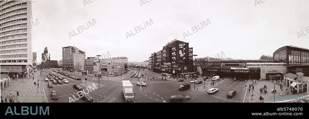Berlin-Charlottenburg, Joachimstaler Straße. Blick vom Hardenbergplatz in die Joachimstaler Straße und Hardenbergstraße; links die Kaiser-Wilhelm-Gedächtniskirche; rechts Bahnhof Zoologischer Garten. Panoramafoto, 1998.