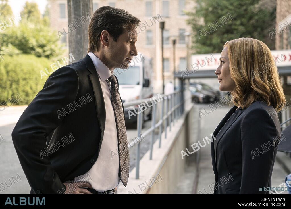DAVID DUCHOVNY and GILLIAN ANDERSON in THE X-FILES, 2016, directed by CHRIS CARTER. Copyright 20th CENTURY FOX TELEVISION/TEN THIRTEEN PRODUCTIONS.