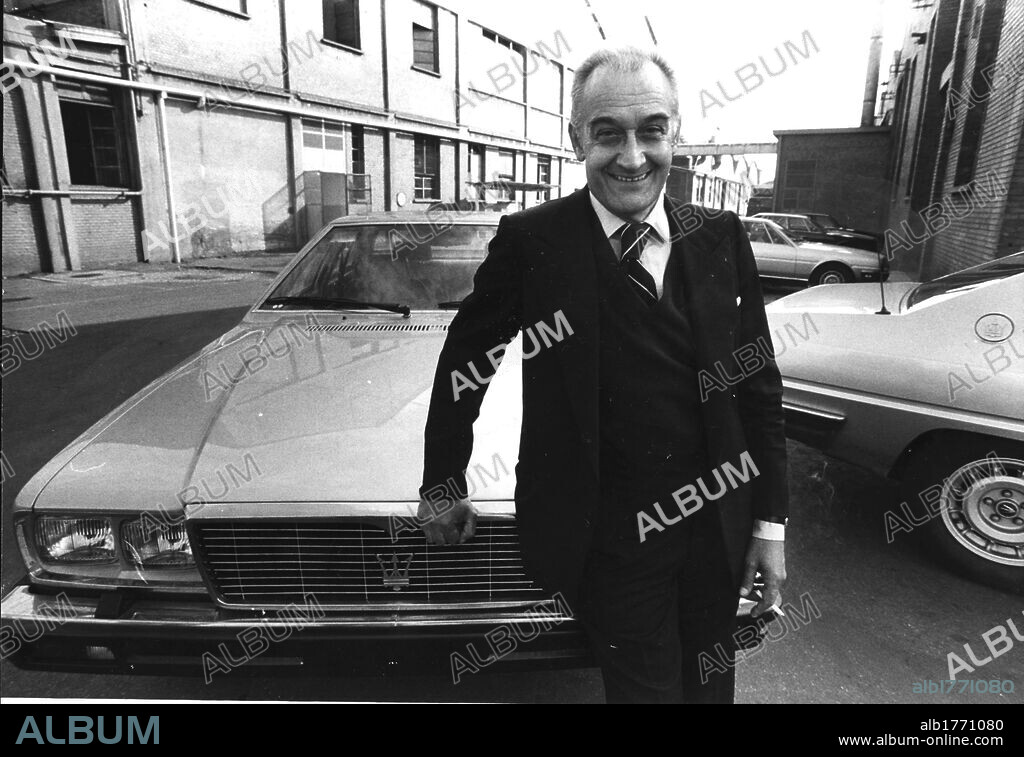 Alejandro De Tomaso leaning on the bonnet of a car. The Italian Argentinian industrialist Alejandro De Tomaso leaning on the bonnet of a Maserati. 1980s.