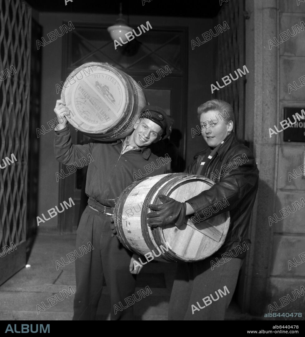Strömstad - Bohuslän - december 1953 - Gränshandel - svenskar åker till Norge och handlar - och norrmän till Sverige i samma ärende -. *** Local Caption *** TC-H244. THURE CHRISTIANSSON.