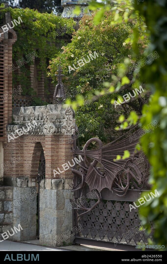 ANTONI GAUDÍ. FINCA GÜELL. REJA GRAGON ENTRADA A LOS PABELLONES.