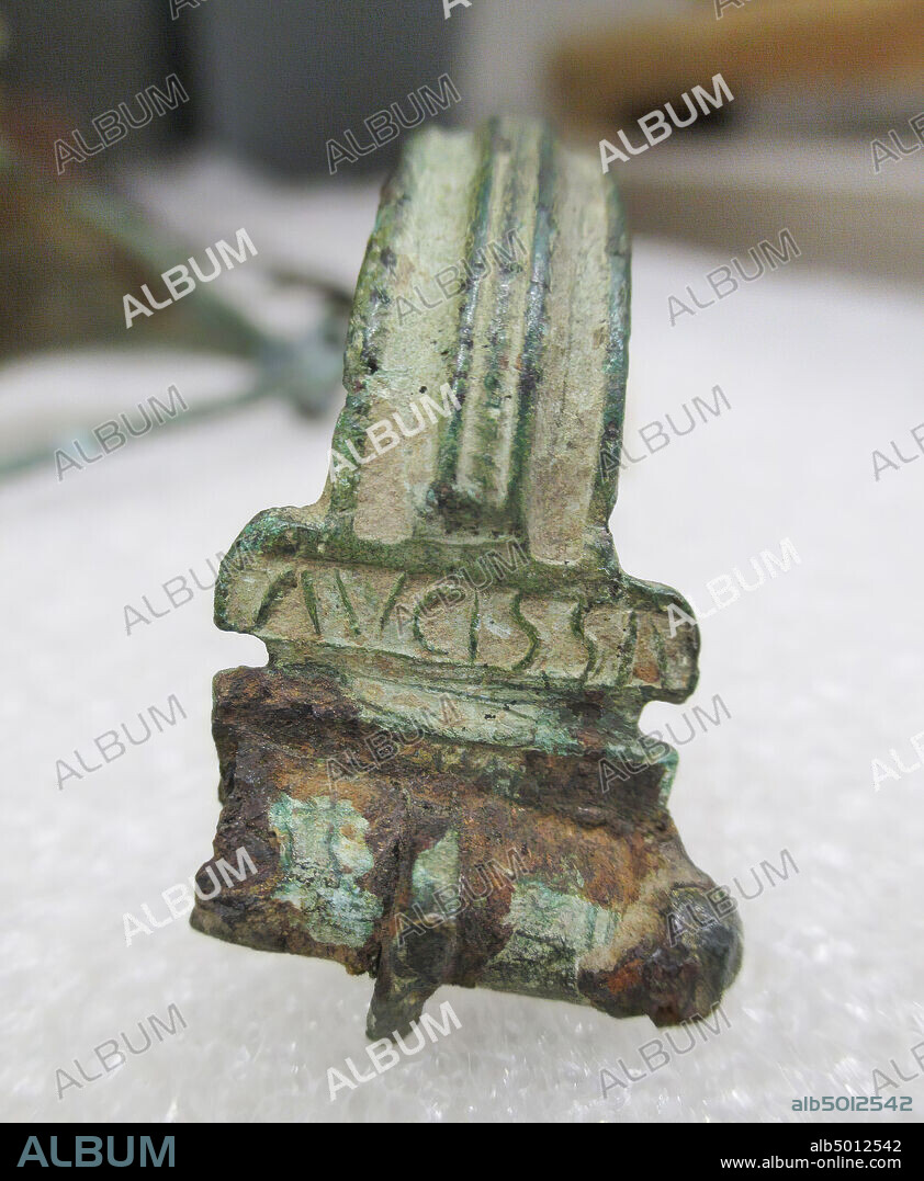 Aucissa fibula (Heeren type 30) with inscription AVCISSA, fibula, Aucissafibula, bronze, 1.7 x 5.5 cm, 15 BC-70 AD, Italy.