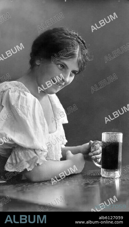 Nahrungs-und Genussmittel: Alkohol / Bier.-Eine Frau mit einem Bier.-Foto, 1920.