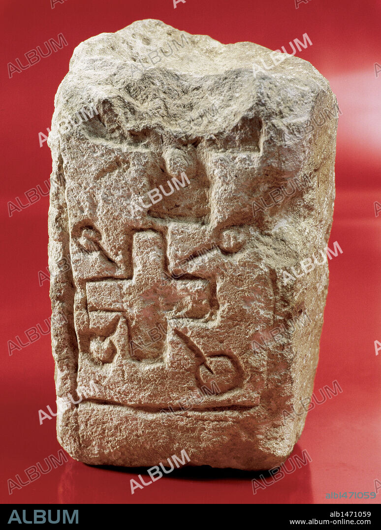 PIEDRA DE ALTAR DE LA INQUISICION, con un grabado en forma de cruz. Fechada en el s. XVII, procede del Castillo de Cuenca. Museo de Cuenca. Castilla-La Mancha. España.