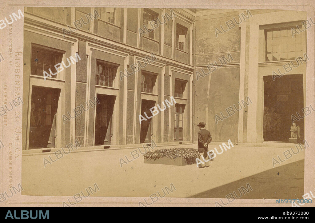 Tomb of Bertel Thorvaldsen in Copenhagen, Kjobenhavn. Thorvaldsens Grav. (title on object), Kiobenhavn og Omeng (series title on object), Edvard Valdemar Harboe (mentioned on object), Copenhagen (city), 1854 - 1883, cardboard, albumen print, height 110 mm × width 170 mm.