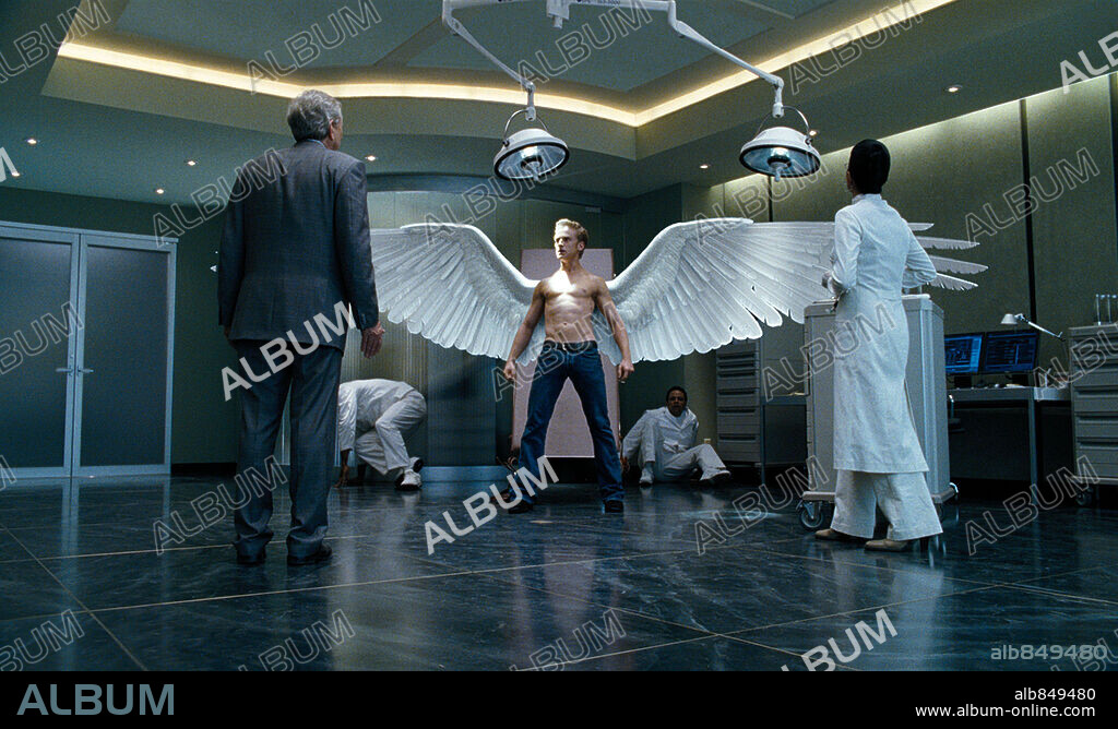 BEN FOSTER, HALLE BERRY, HUGH JACKMAN, MICHAEL MURPHY and SHOHREH AGHDASHLOO in X-MEN: THE LAST STAND, 2006, directed by BRETT RATNER. Copyright 20TH CENTURY FOX / FRAMESTORE CFC.