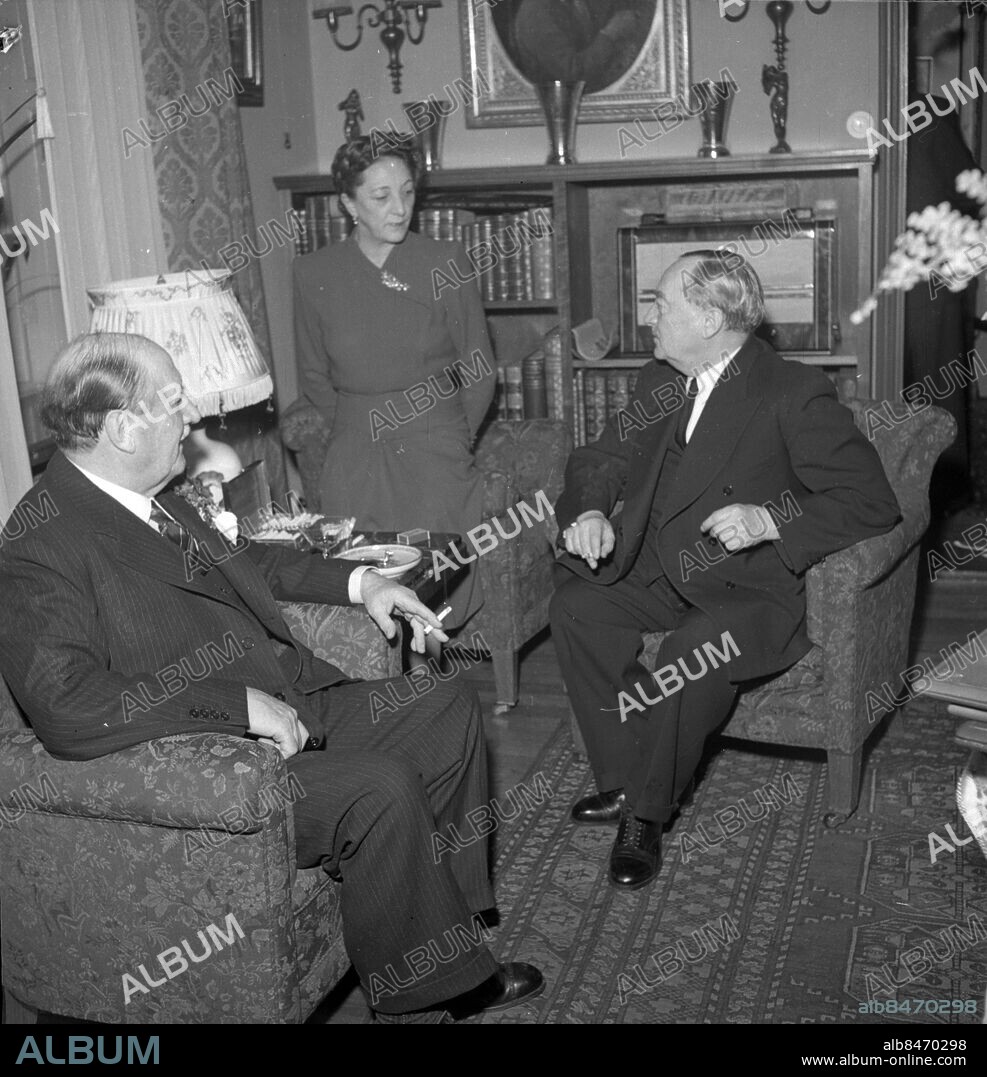 GÖTEBORG 1946-12-10.. Grundaren av SKF, Sven Wingquist (1876-1953), uppvaktas på 70-årsdagen. *** Local Caption *** GT Låda Krep 2013-03 Foto: Kamerareportage / TT / Kod: 2524.