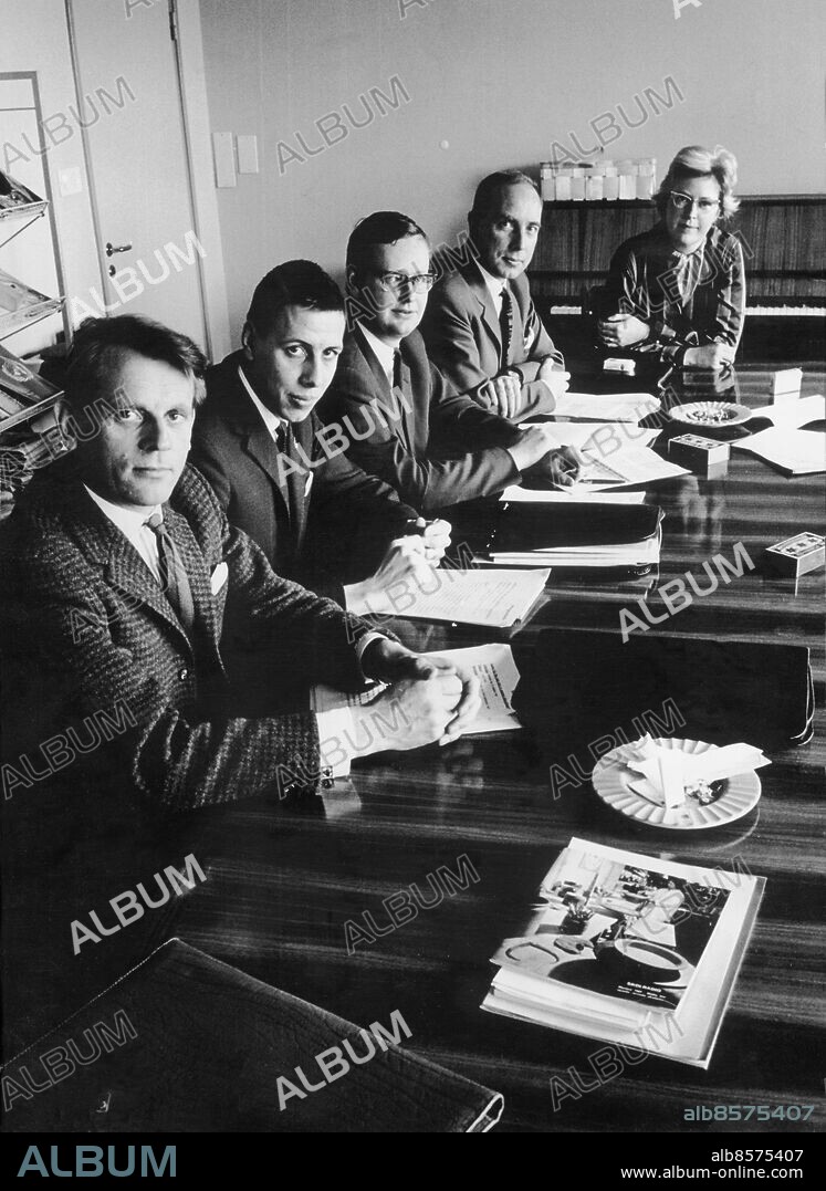 STOCKHOLM 1963-11.. Orig. bildtext... Monica Boethius Karl Högermark, Harry Lund, Carl-Olof Cederblad, Alvar Björnerud 1963 Anm. Publ i RiR 48/63 Möten Mappar Askfat CD503 persons: ALVAR BJÖRNERUD;CARL-OLOF CEDERBLAD;HARRY LUND;KARL HÖGERMARK;MONICA BOETHIUS sites: SVERIGE;STOCKHOLM.