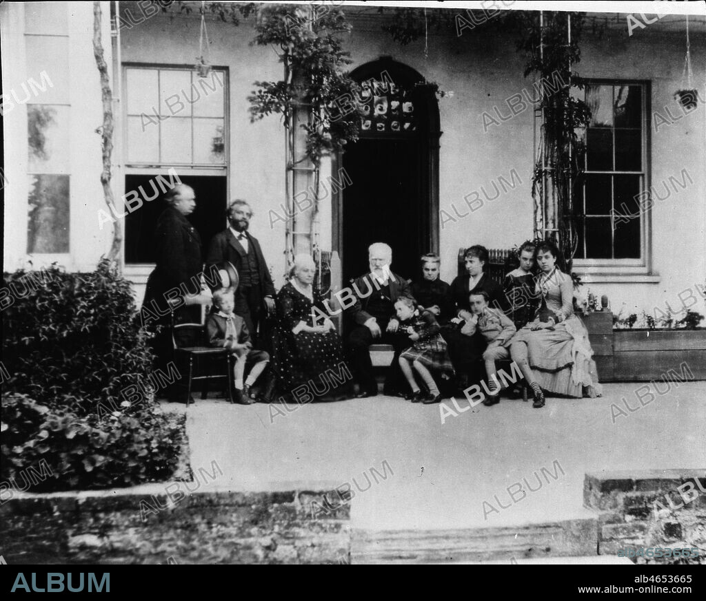 Portrait de Victor HUGO (1802-1885) avec sa famille vers 1880 a Guernesey. Credit: Collection CL/KHARBINE-TAPABOR.