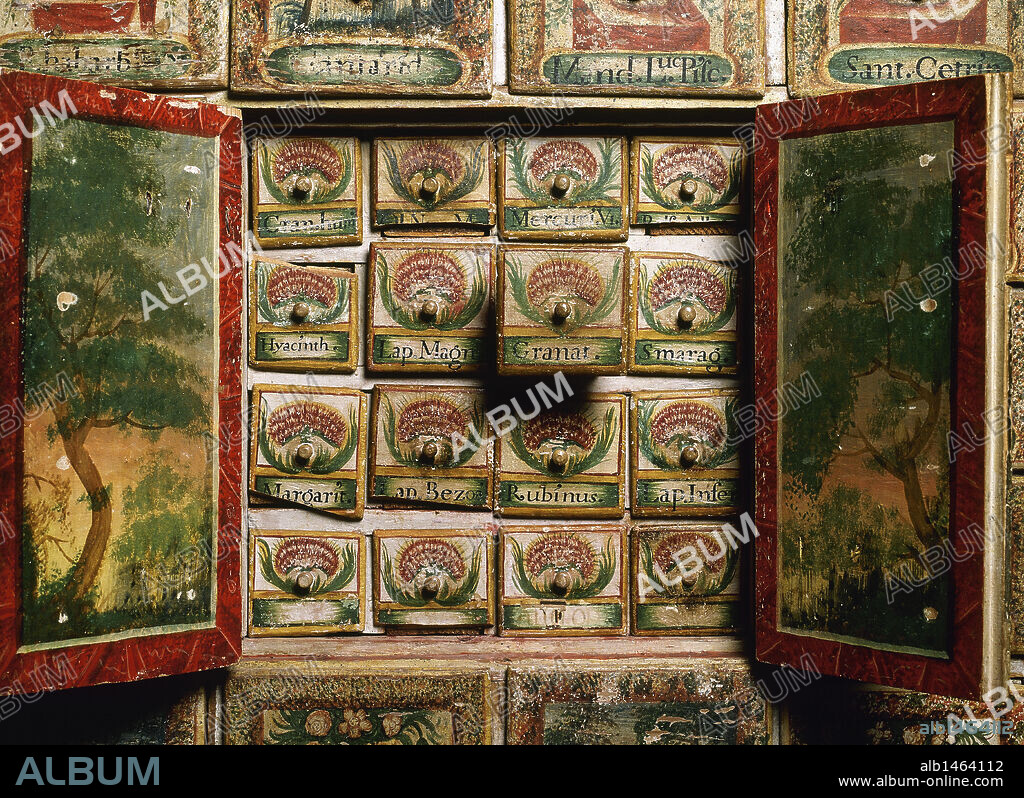 Detalle de los CAJONES PARA CLASIFICAR LAS HIERBAS Y MEDICINAS en la farmacia del Hospital de Tavera. Siglo XVI. Toledo. Castilla-La Mancha. España.