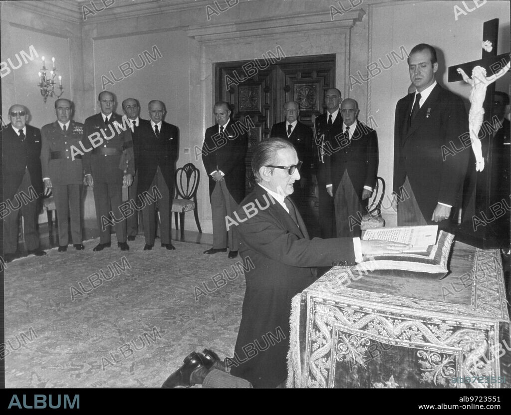 Juramento del nuevo presidente de las Cortes y del consejo del Reino. Don Torcuato Fernánez miranda ha jurado en el palacio de la Zarzuela sus Cargos de presidente de las Cortes Españolas y del consejo del Reino. En la primera ceremonia le Tomó juramento el ministro de justicia y notario mayor del Reino, don José María Sanchez-ventura Pascual y en ella Estuvo presente S.M. El Rey acompañado del presidente del gobierno y los Componentes de la mesa de las Cortes. En la Segunda, el Sr. miranda Juró ante el Soberano, que se Hallaba acompañado del presidente del gobierno y de los Miembros del consejo del reino.
