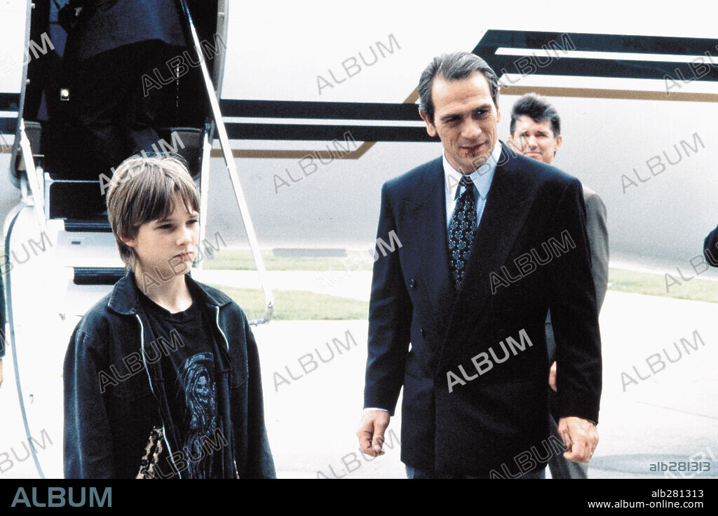 BRAD RENFRO and TOMMY LEE JONES in THE CLIENT, 1994, directed by JOEL SCHUMACHER. Copyright WARNER BROTHERS.