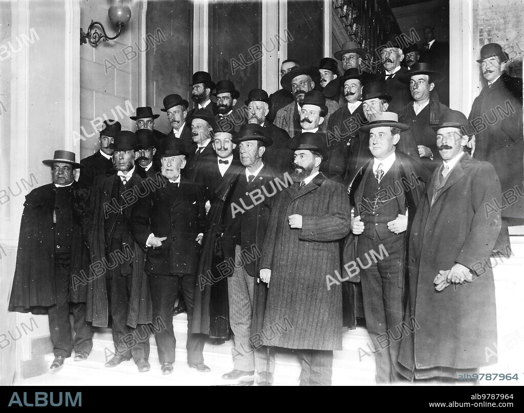 Madrid, 12/20/1908. The question of the Miuras. The ranchers leaving the meeting held at the home of the Duke of Veragua (x), Messrs. Miura, Marquis of Llen, P. Tabernero, Collantes, Hernández, Urcola, Olea, Pena (Murube), Aleas, Conradi, Gama and Ugalde.