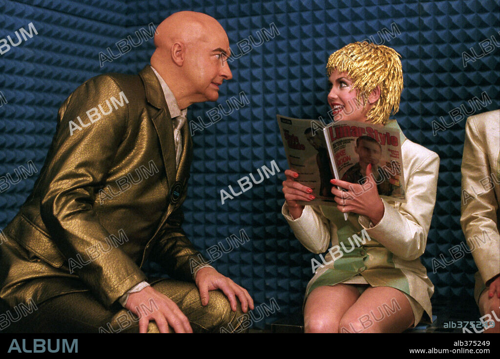 LANA UNDERWOOD and RANDY QUAID in THE ADVENTURES OF PLUTO NASH, 2002, directed by RON UNDERWOOD. Copyright CASTLE ROCK ENTERTAINMENT/NPV ENTERTAINMENT/VILLAGE ROADSHOW.
