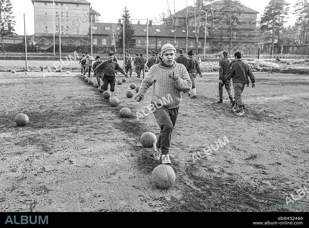 VÄXJÖ 1968-03.. Fotbollsspelaren Inge Ejderstedt i Östers IF tränar inför allsvenska fotbollspremiären.. Foto: Bertil S-son Åberg / RiR / SVT / Kod: 5600. Reportage publ. i RiR 16/68 sid. 24-25, 58 inför TV-programmet Sportspegeln.. RiR 18940 sv/v neg.