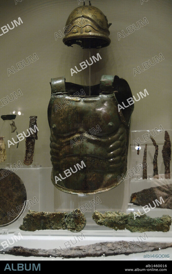 ARTE ROMANO. ITALIA. ARMADURA Y ARMAS halladas en la tumba de un guerrero. Lanuvium. Finales del primer cuarto del siglo V a. C. Museo Nacional Romano. Termas de Diocleciano. ROMA.
