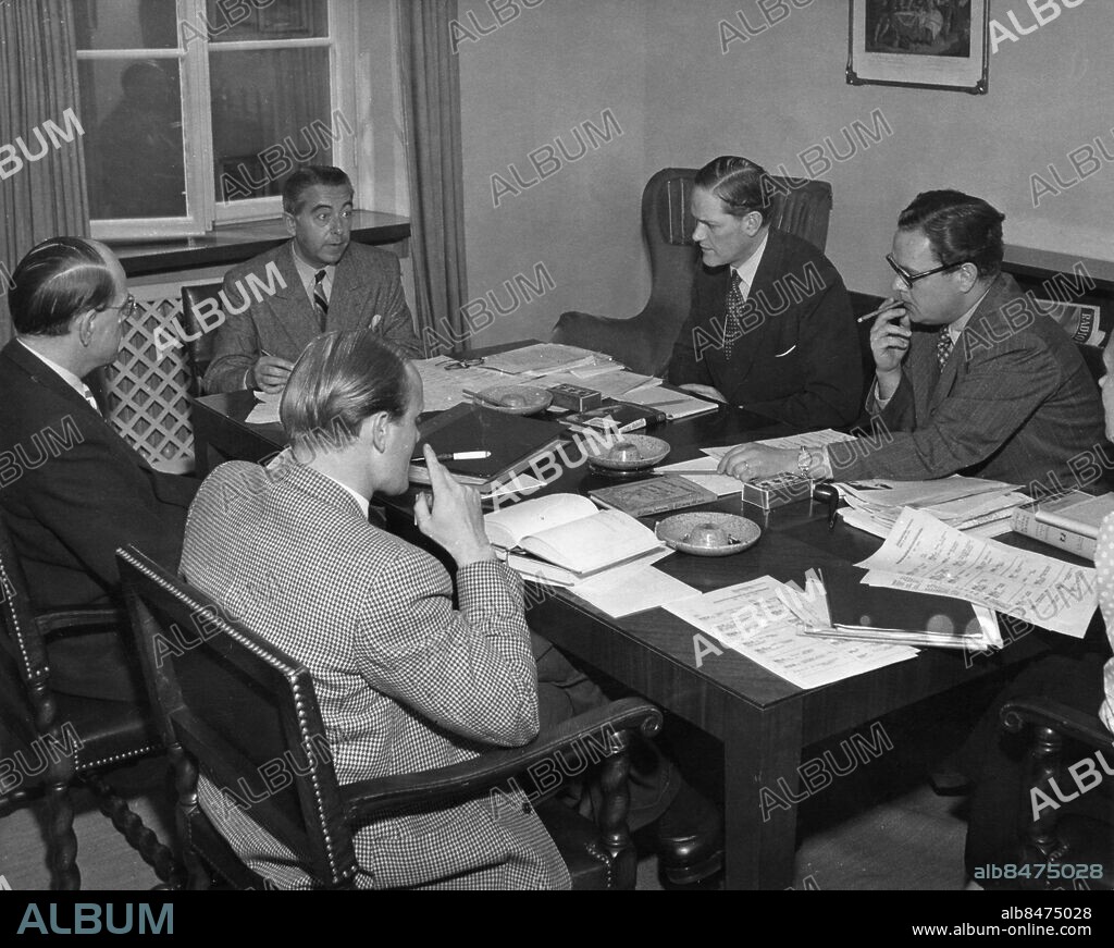 STOCKHOLM 1949.. Orig. bildtext... TEATERAVDELNINGEN SAMMANTRÄDER Anm. Publ i Tjugofem år med Sveriges Radio s.439: Teateravdelningens chef är sedan 1936 Hjalmar Gullberg, som ovan sammanträder med fyra av sina producenter. T.h. alle Brunius och Henrik Dyfverman, t.v. Carl-Otto Sandgren och Gunnar Ollén. persons: HENRIK DYFVERMAN;PALLE BRUNIUS;HJALMAR GULLBERG;CARL-OTTO SANDGREN;GUNNAR OLLÉN sites: STOCKHOLM;SVERIGE.
