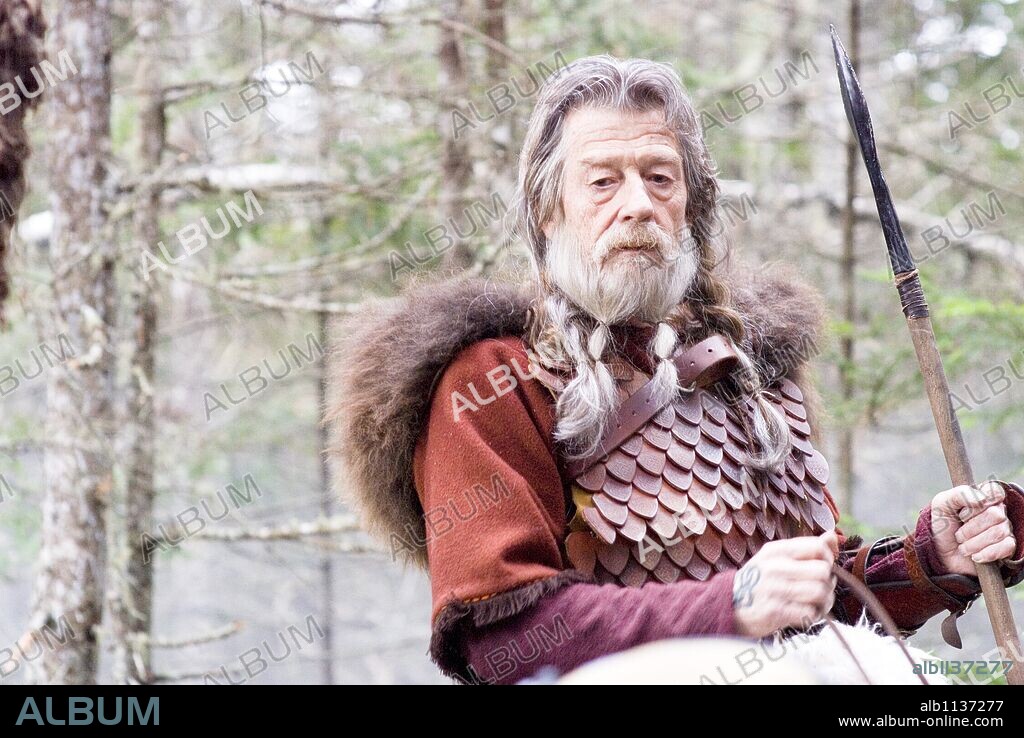 JOHN HURT en OUTLANDER, 2008, dirigida por HOWARD MCCAIN. Copyright WEINSTEIN COMPANY, THE/ASCENDANT PICTURES/OUTLANDER PROD.