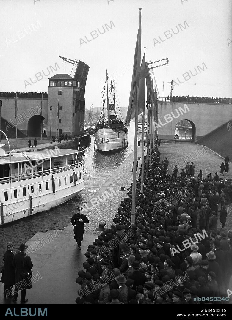 ARKIV 1929. Invigning av Hammarbyslussen mellan Mälaren och Östersjön. S/S Birger Jarl passerar som första fartyg.. Opening of the lock Hammarby.. Foto:Scanpix Historical/1900. Scanpix Sweden.