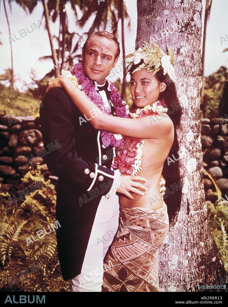 MARLON BRANDO y TARITA en REBELIÓN A BORDO, 1962 (MUTINY ON THE BOUNTY), dirigida por LEWIS MILESTONE. Copyright METRO GOLDWYN MAYER.