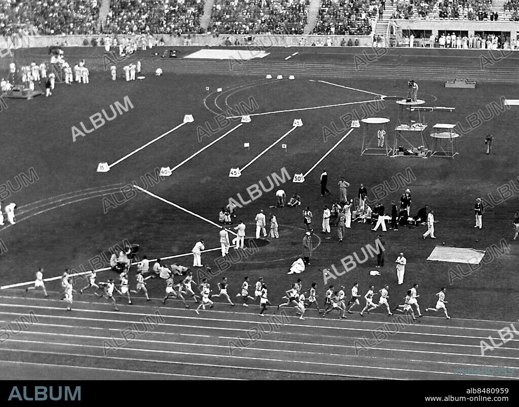 ARKIV 1936 . Final på 10 000 meter vid OS i Berlin 1936. Loppet blir en stor triumf för Finland som plockar hem alla tre medaljerna. Vinner gör Ilmari Salminen på tiden 30.15,4. Silvermedaljör blir Arvo Askola och bronsmedaljör Volmari Iso-Hollo.. 10.000 meters at the olympics in Berlin 1936 became a great victory for Finland. Goldmedalist Ilmare Salminen.. Foto: TT / Kod 1900.