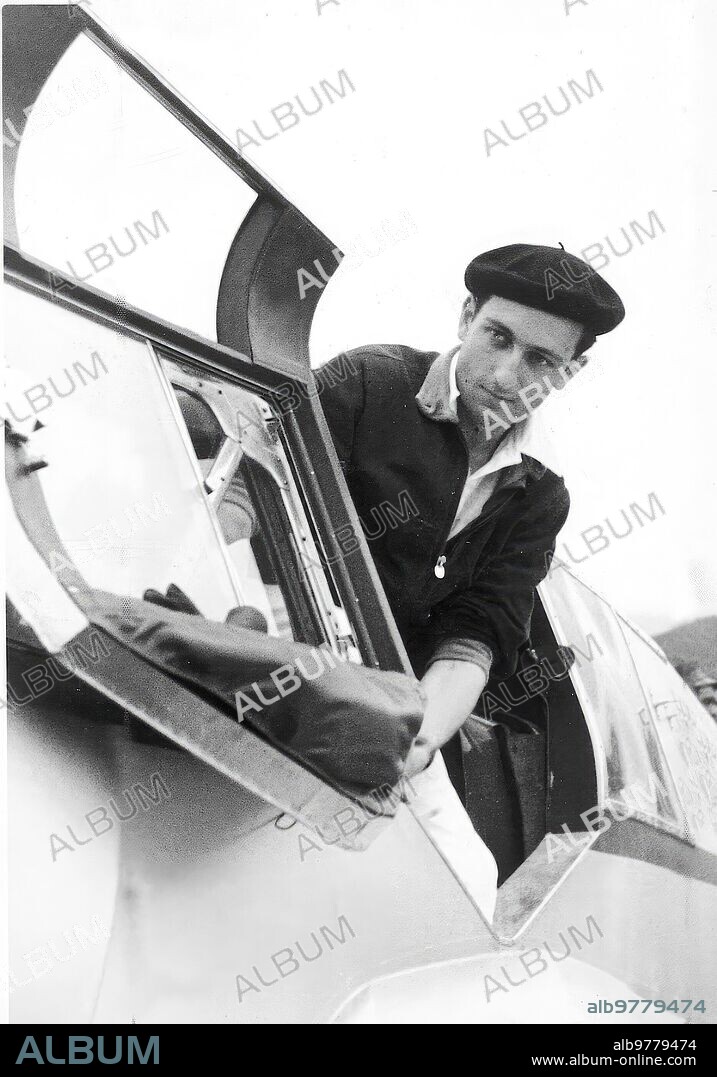 1935. Juan Ignacio Pombo, en la avioneta «Santander», con la que cruza el Atlántico
en solitario desde Bathurs,en el continente africano,hasta Netal, en Brasil.