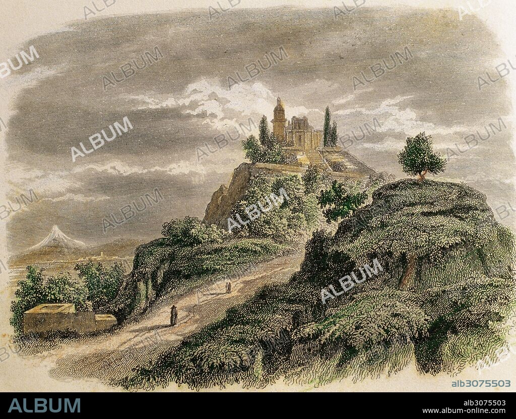 HISTORIA DE MEXICO. CHOLULA. Vista de la GRAN PIRAMIDE (siglo IV) o Tlachihualtépeti, dedicada a Quetzalcoalt. Levantada en varias fases (cada generación construía una pirámide sobre la anterior). Hacia 1594, los conquistadores españoles edificaron sobre ella la IGLESIA DE LA VIRGEN DE LOS REMEDIOS, reconstruída entre los años 1864 y 1874. Grabado del año 1850. Coloreado.