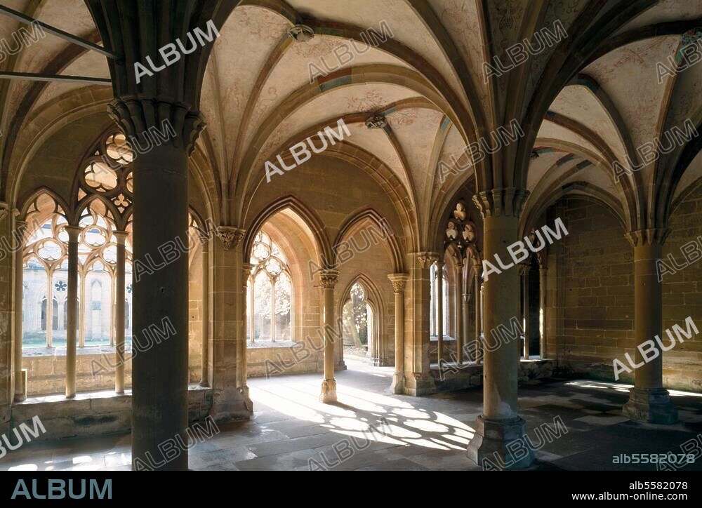 Maulbronn (Baden-Württemberg), ehem. Zisterzienserkloster. (gegründet 1147). Innenansicht: Kapitelsaal mit Durchblick in den Kreuzgang. Foto (Florian Monheim).